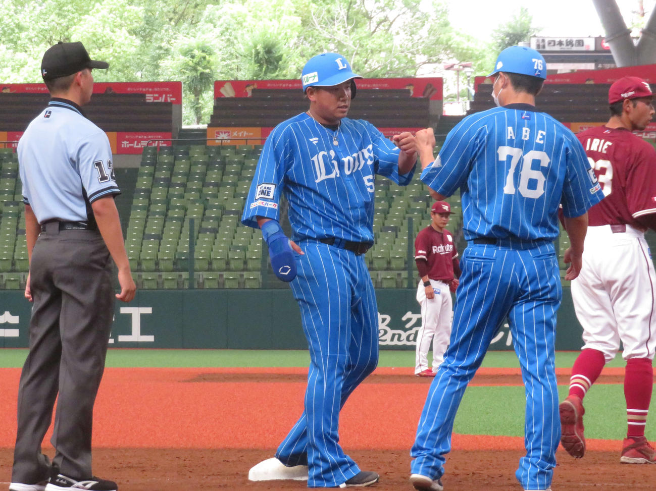 決勝二塁打を放ち、その後三塁でタッチを交わす西武愛斗（撮影・金子真仁）