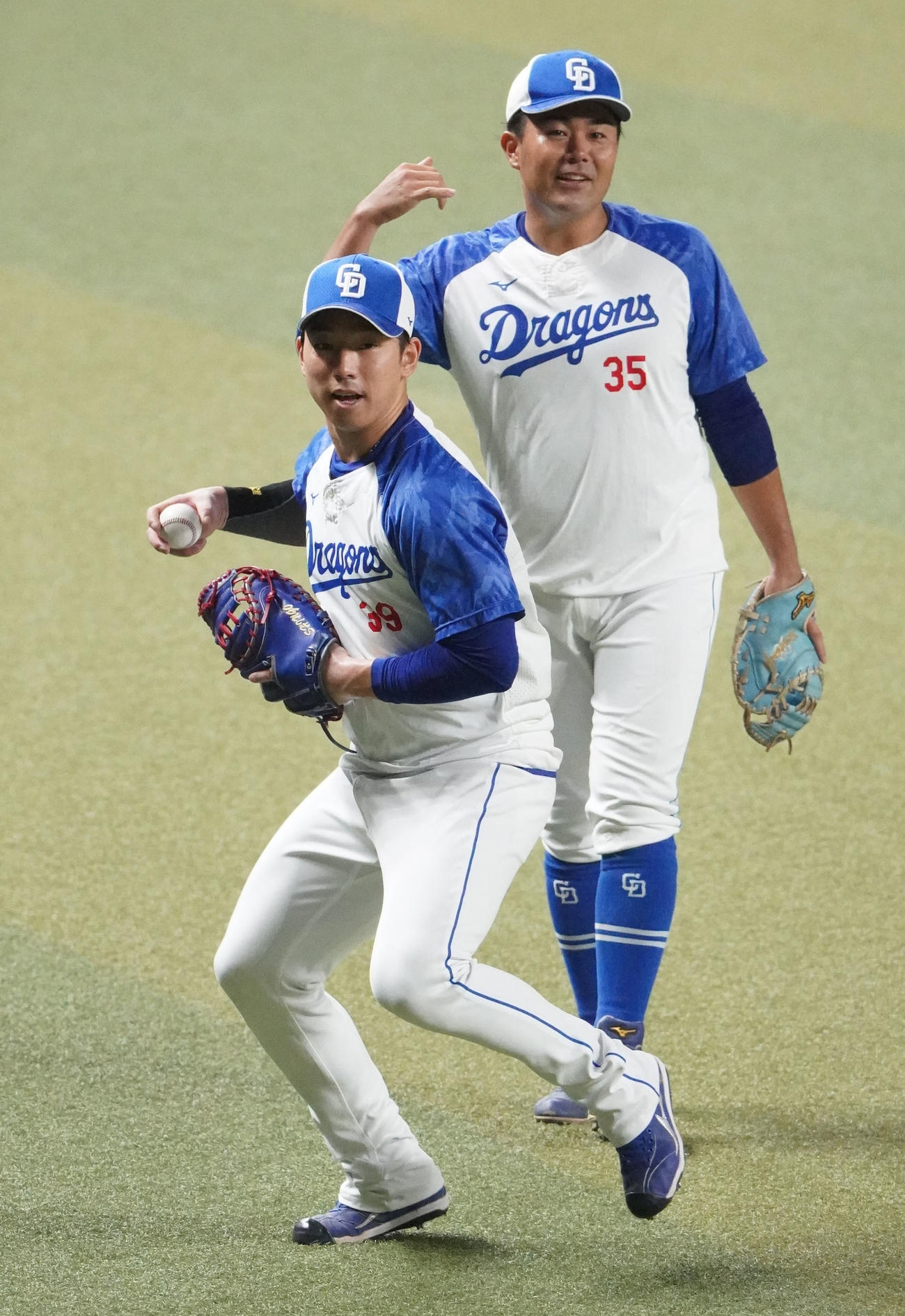 試合中止となりノックを受ける宇佐見（左）右は木下（撮影・森本幸一）