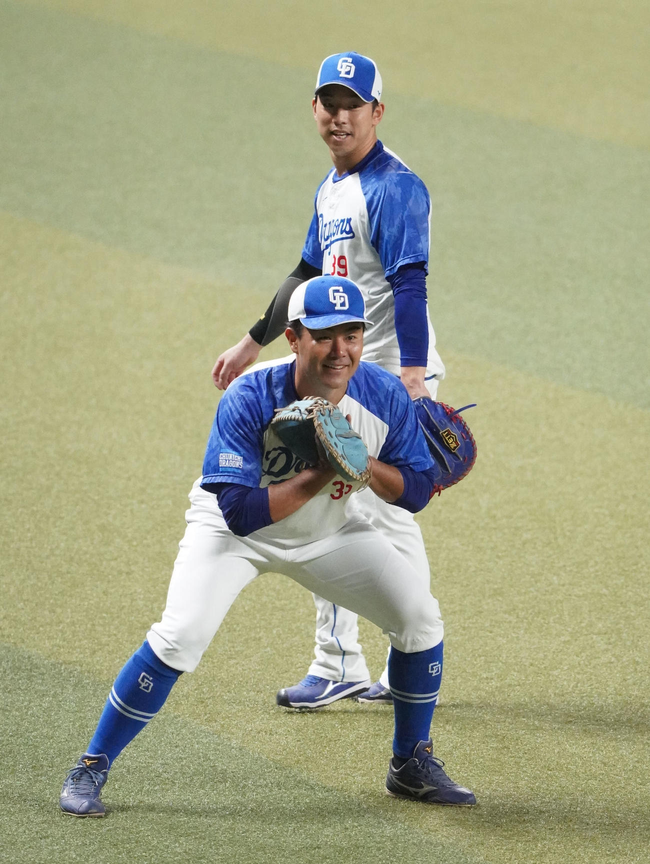 試合中止となりノックを受ける木下（手前）後方は宇佐見（撮影・森本幸一）
