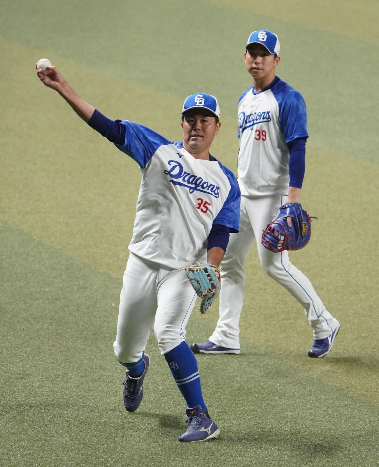 試合中止となりノックを受ける木下（手前）後方は宇佐見（撮影・森本幸一）