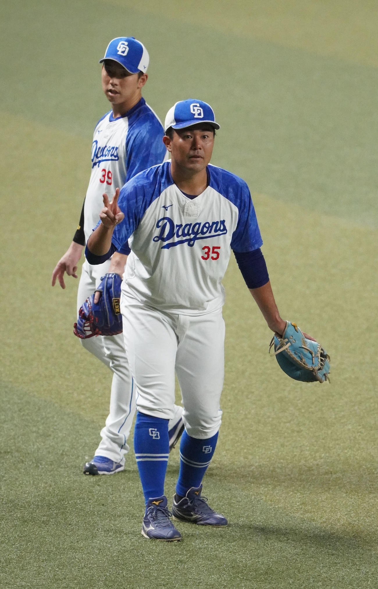 試合中止となりノックを受ける木下（手前）後方は宇佐見（撮影・森本幸一）