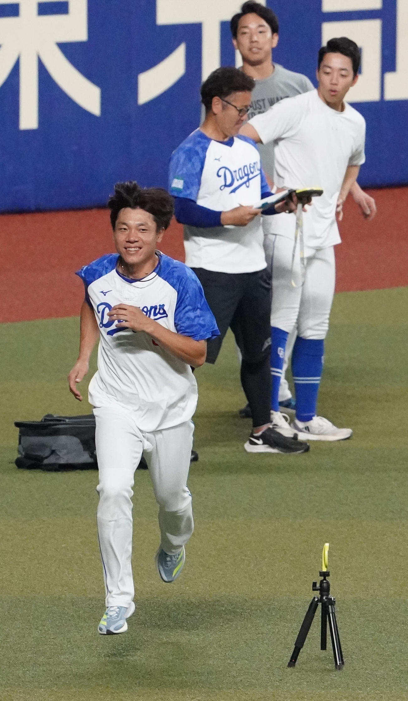 試合中止となりランニングで調整する大島（左）（撮影・森本幸一）