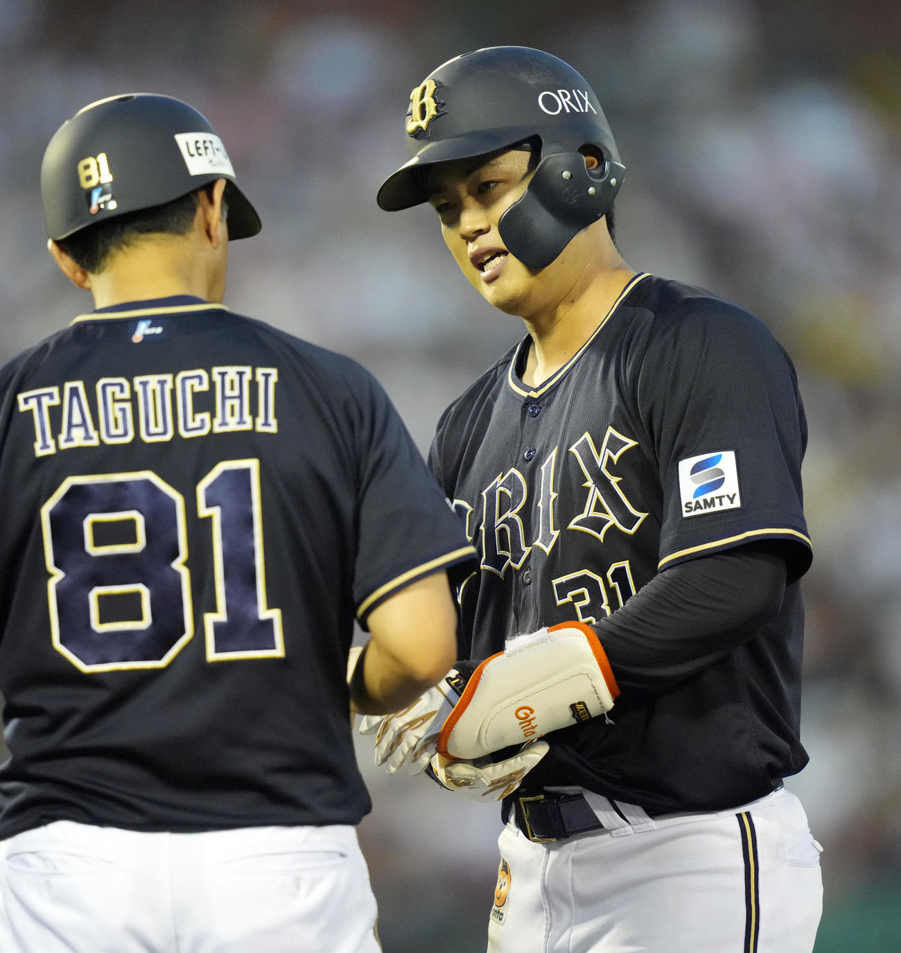 楽天対オリックス　6回表オリックス無死、内野安打を放った後、負傷交代する太田（撮影・狩俣裕三）