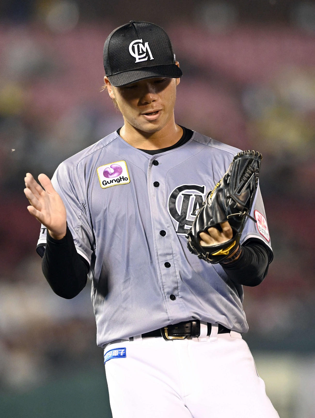 グラブをたたく森遼大朗（2023年8月5日撮影）