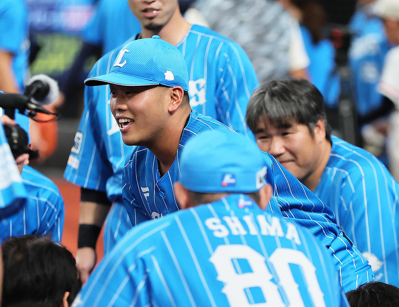 円陣で声出しする西武蛭間（左）。右は中村（撮影・足立雅史）