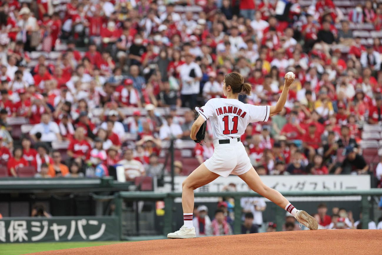 広島対阪神　始球式で投げる稲村亜美（撮影・加藤孝規）
