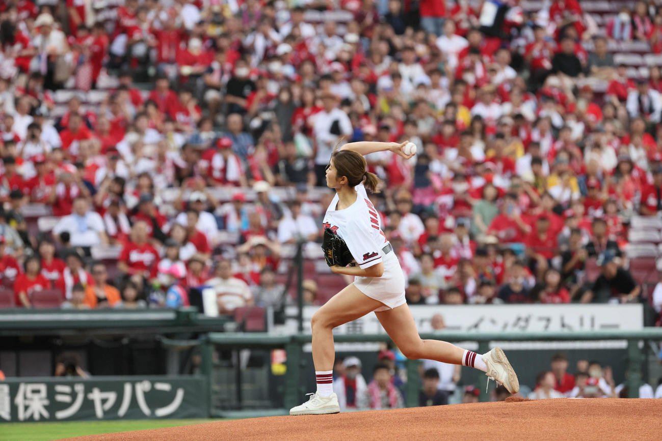 広島対阪神　始球式で投げる稲村亜美（撮影・加藤孝規）