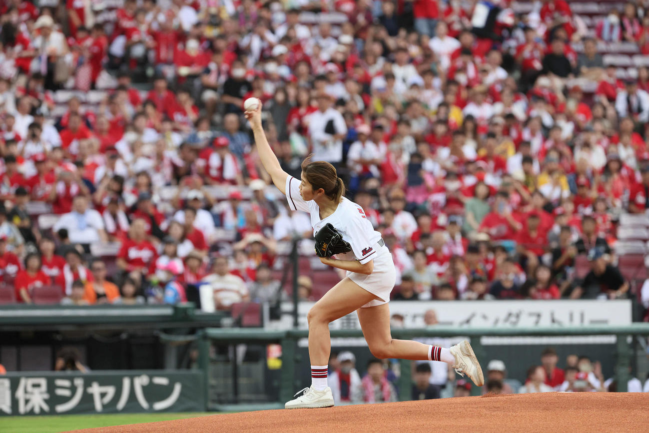 広島対阪神　始球式で投げる稲村亜美（撮影・加藤孝規）