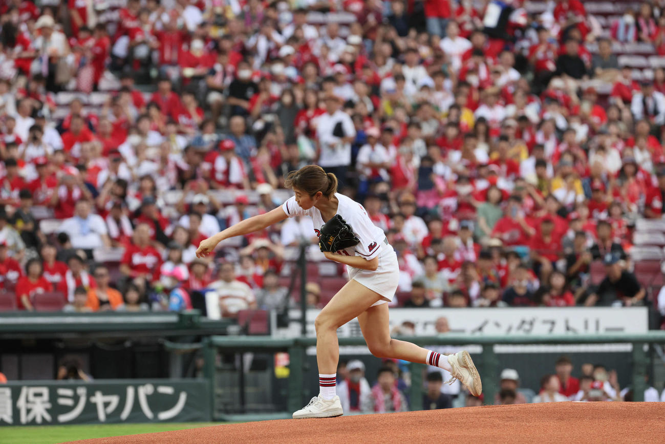 広島対阪神　始球式で投げる稲村亜美（撮影・加藤孝規）