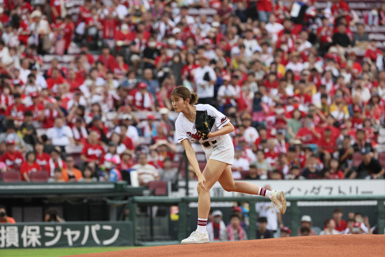 広島対阪神　始球式で投げる稲村亜美（撮影・加藤孝規）
