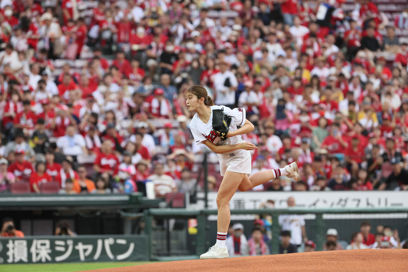 広島対阪神　始球式で投げる稲村亜美（撮影・加藤孝規）