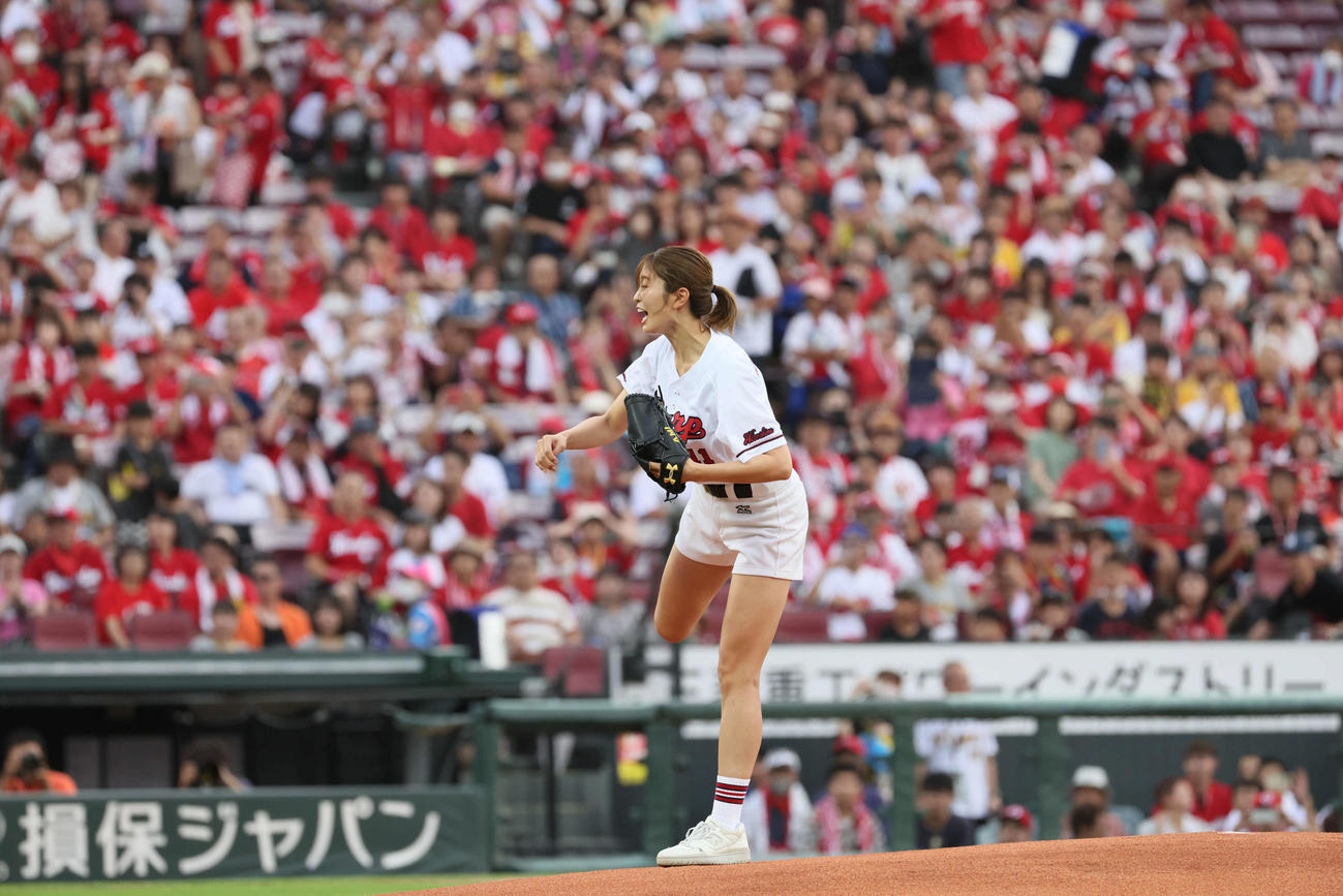 広島対阪神　始球式で投げる稲村亜美（撮影・加藤孝規）