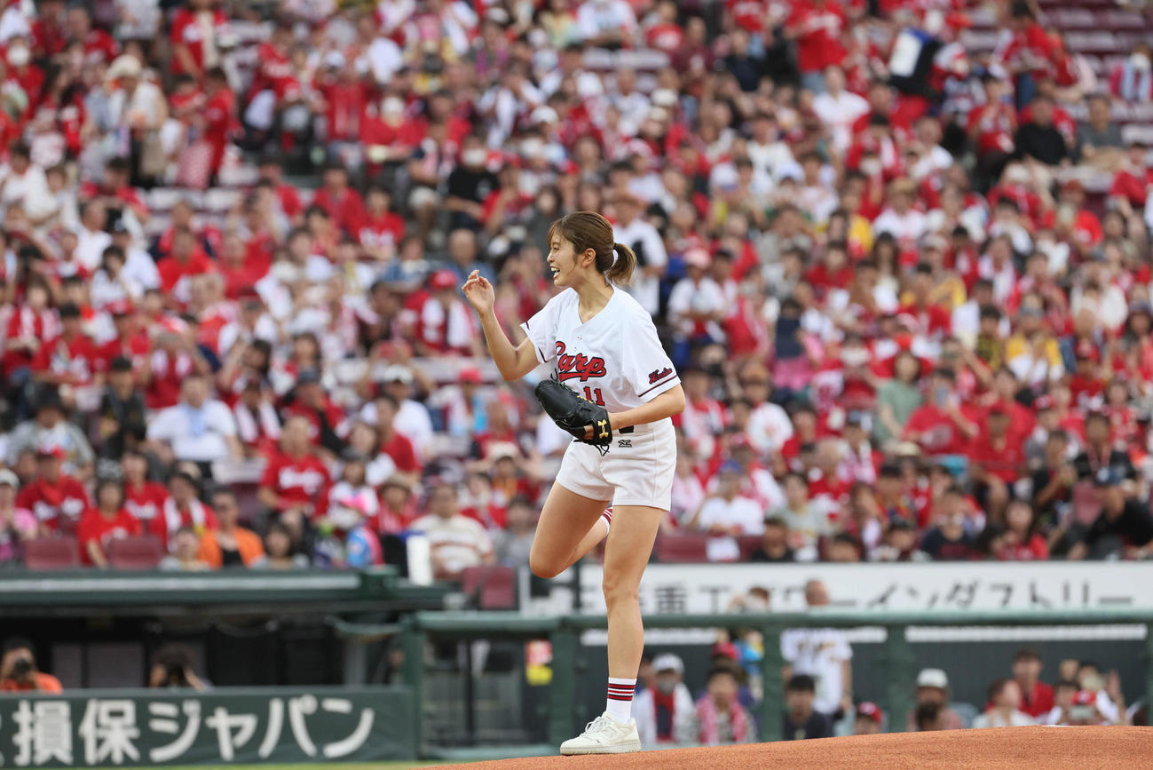 広島対阪神　始球式で投げる稲村亜美（撮影・加藤孝規）