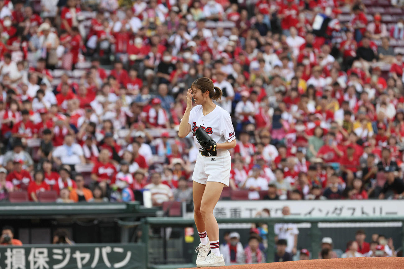 広島対阪神　始球式で投げる稲村亜美（撮影・加藤孝規）