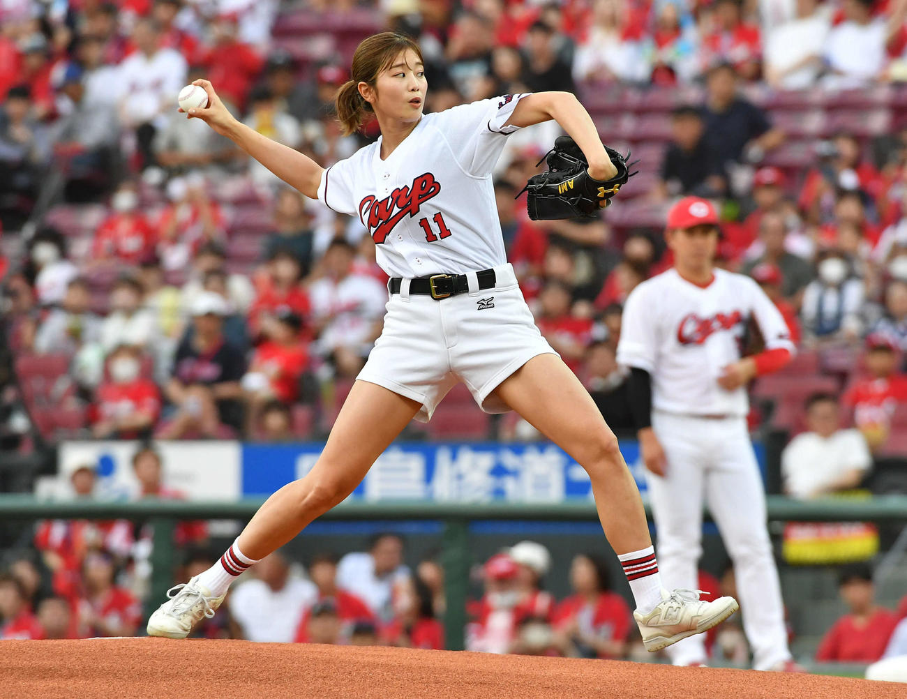 広島対阪神　始球式を行う稲村亜美（撮影・岩下翔太）