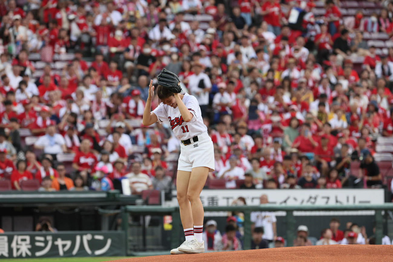 広島対阪神　始球式で投げる稲村亜美（撮影・加藤孝規）