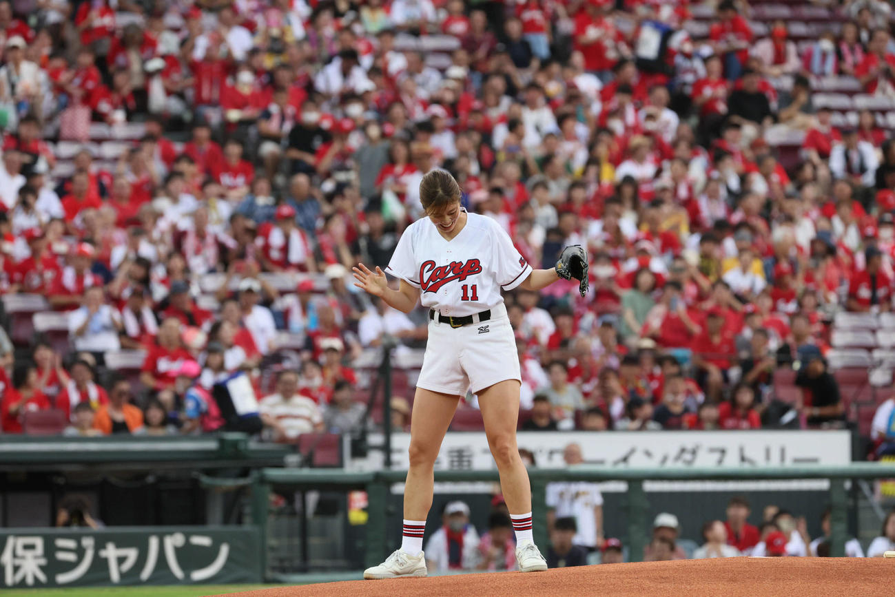 広島対阪神　始球式で投げる稲村亜美（撮影・加藤孝規）