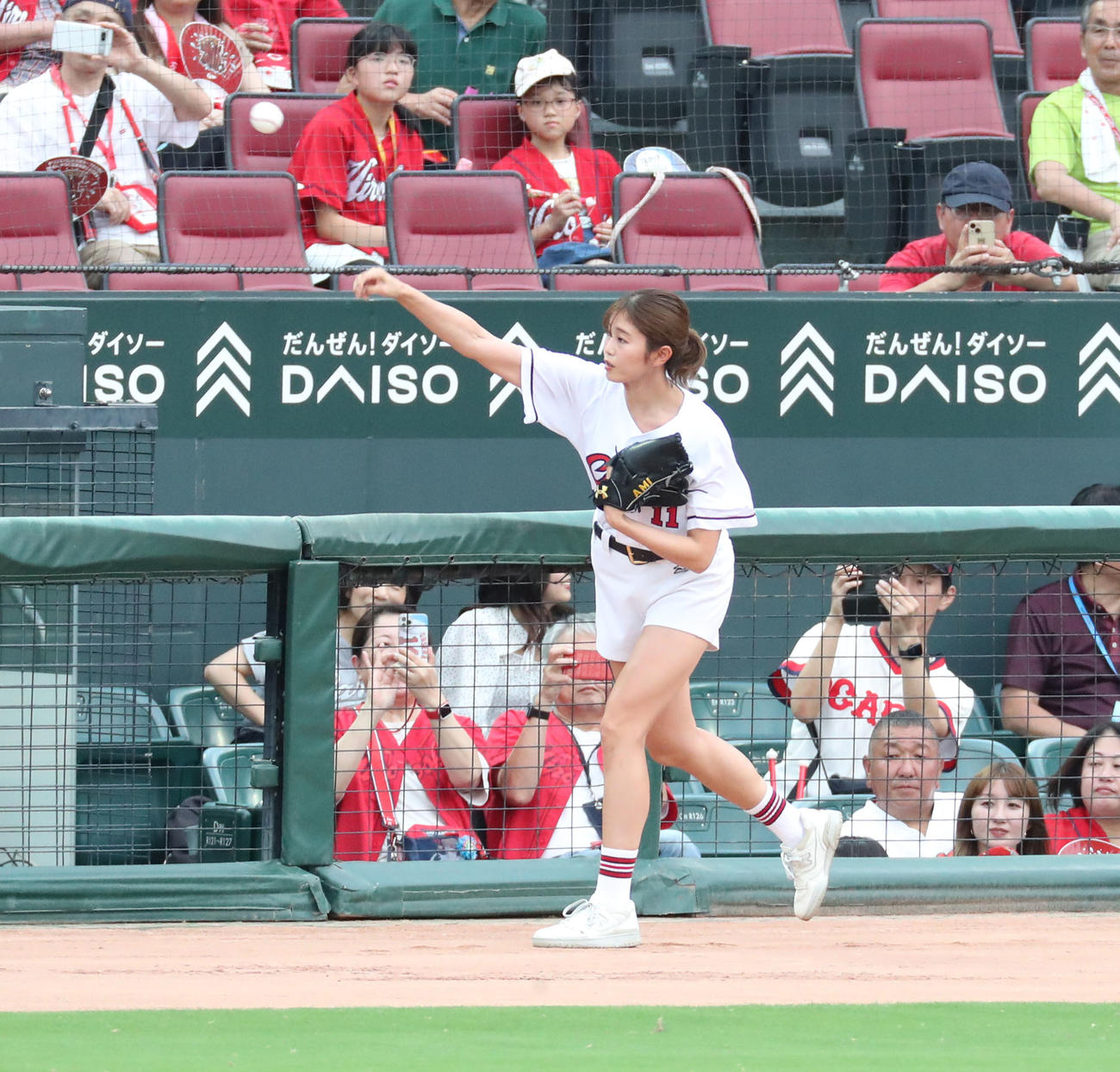 広島対阪神　ベンチ前でキャッチボールする稲村（撮影・梅根麻紀）
