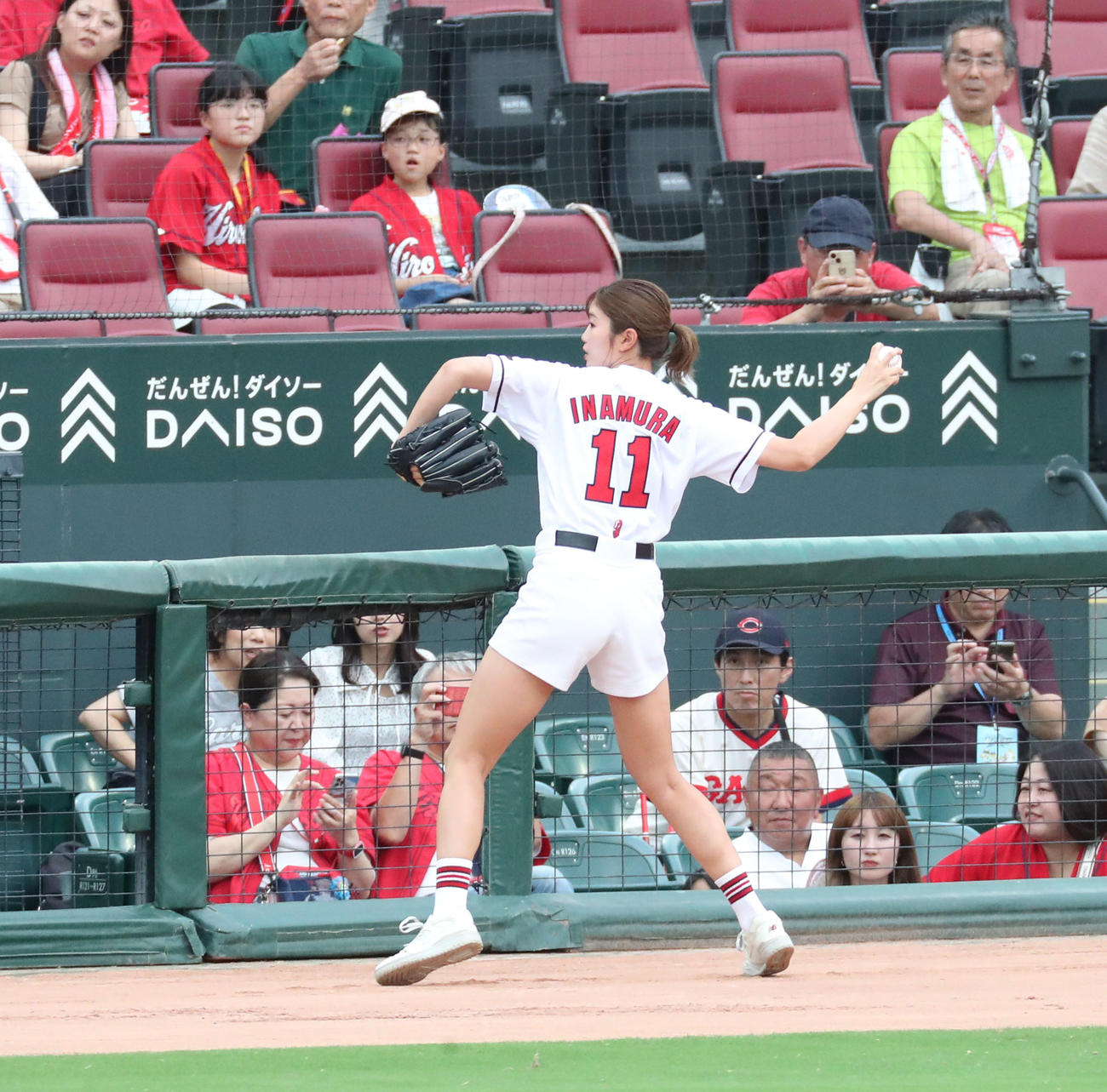 広島対阪神　ベンチ前でキャッチボールする稲村（撮影・梅根麻紀）