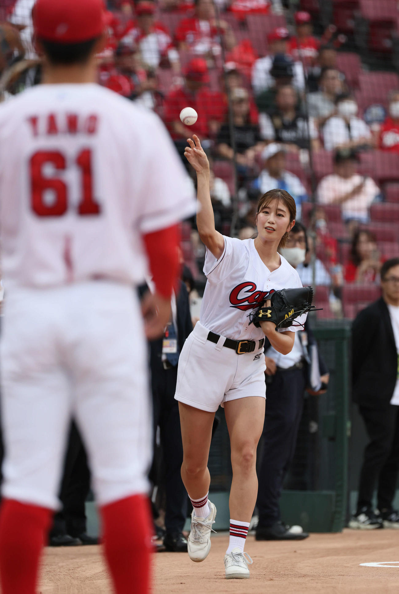 広島対阪神　始球式前にキャッチボールをする稲村亜美（撮影・加藤孝規）