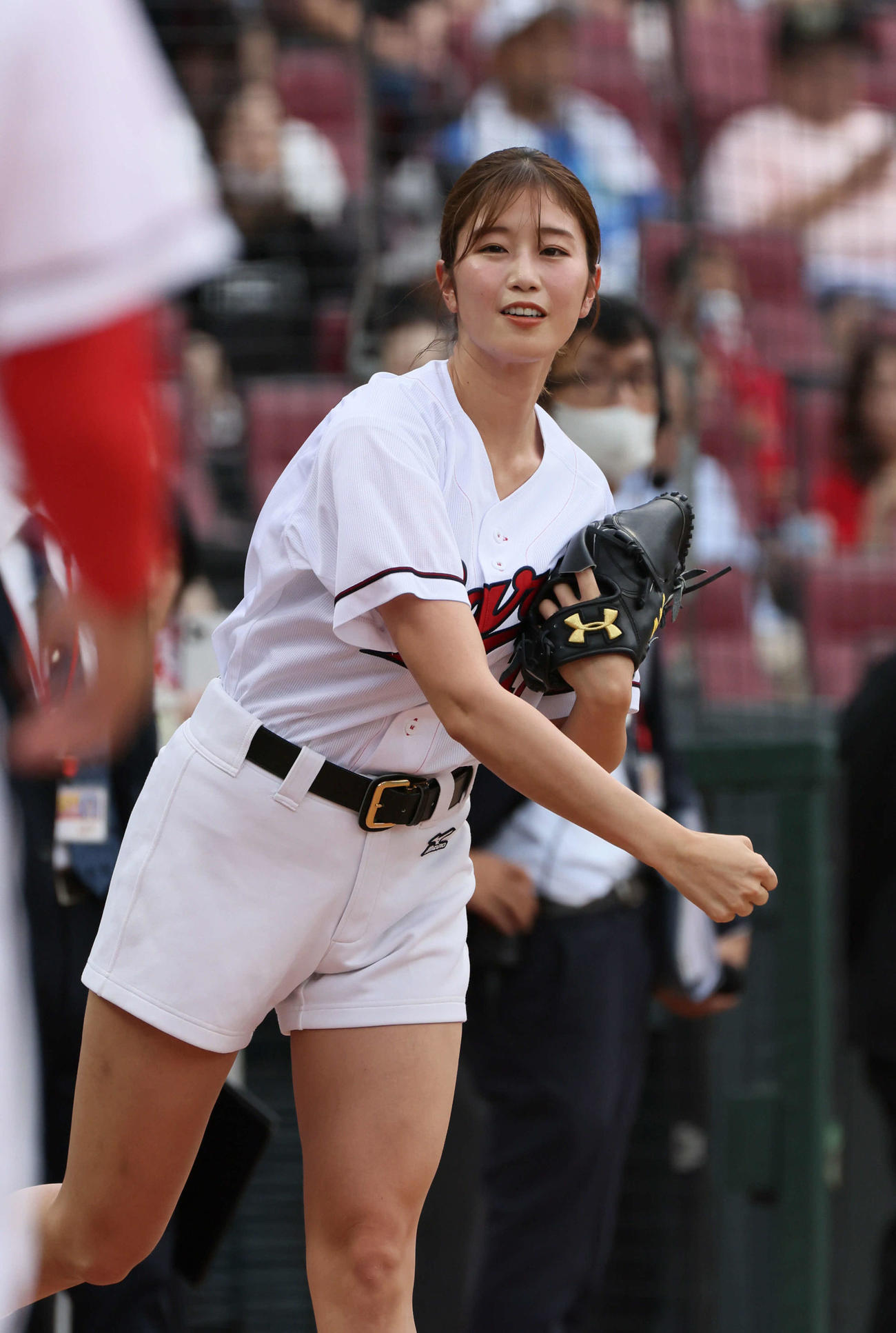 広島対阪神　始球式前にキャッチボールをする稲村亜美（撮影・加藤孝規）