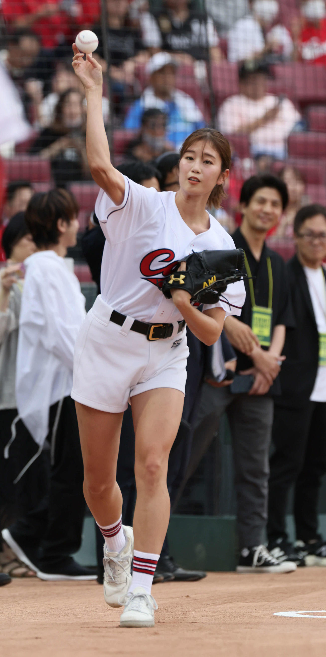 広島対阪神　始球式前にキャッチボールをする稲村亜美（撮影・加藤孝規）