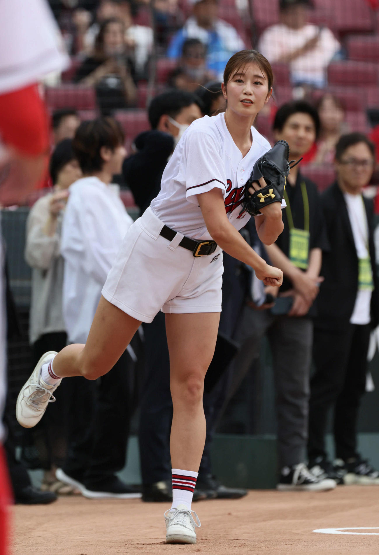 広島対阪神　始球式前にキャッチボールをする稲村亜美（撮影・加藤孝規）