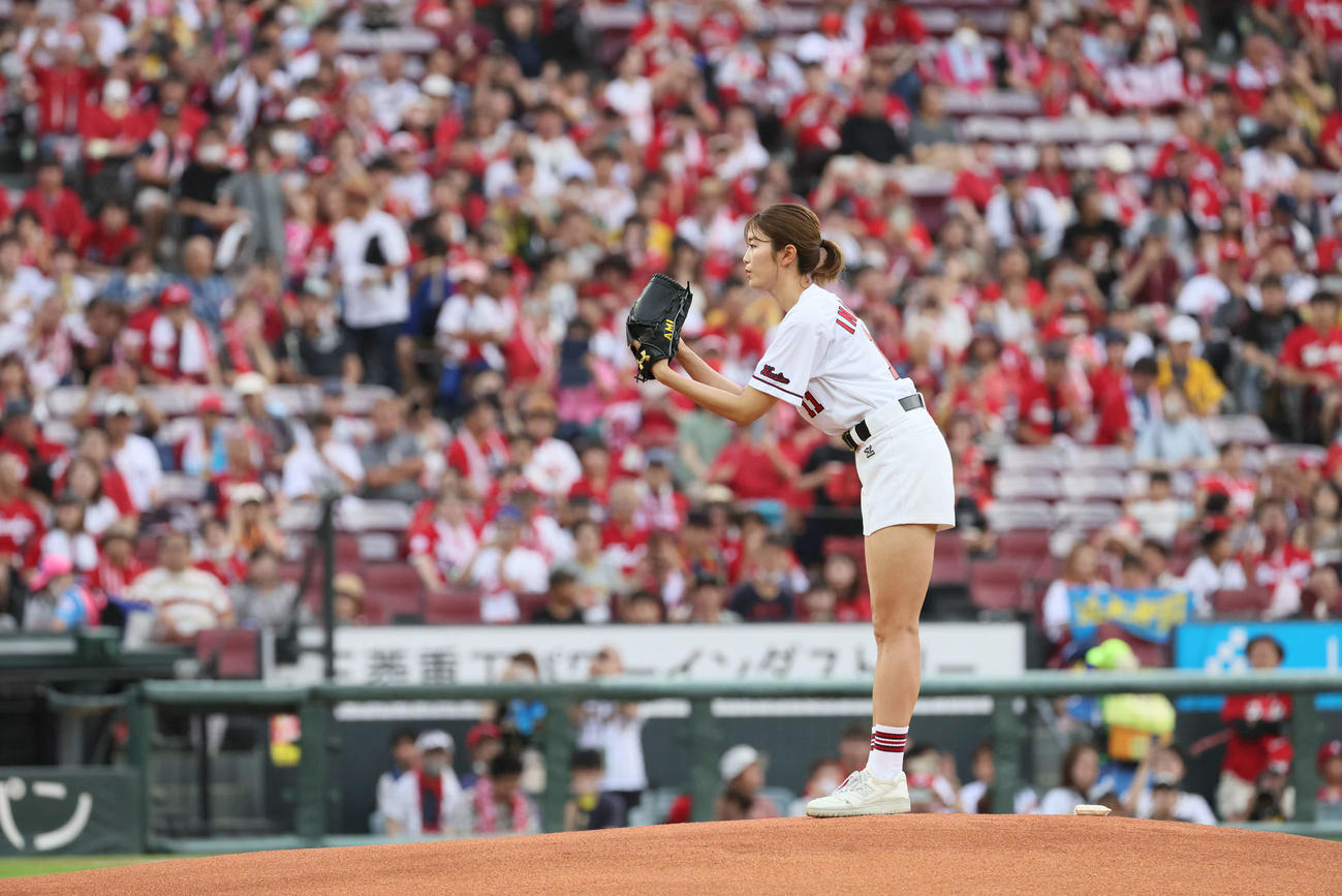 広島対阪神　始球式で投げる稲村亜美（撮影・加藤孝規）