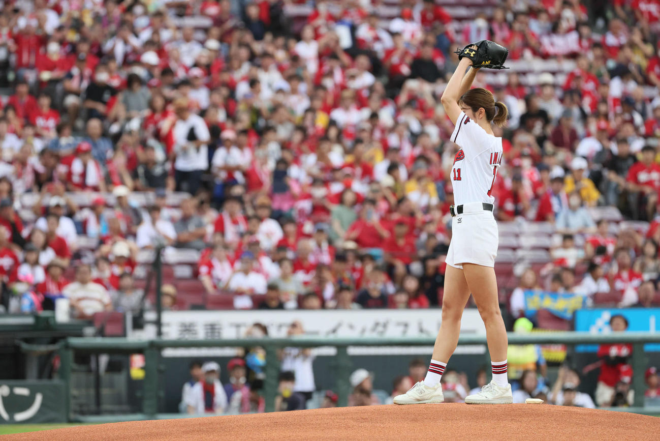 広島対阪神　始球式で投げる稲村亜美（撮影・加藤孝規）