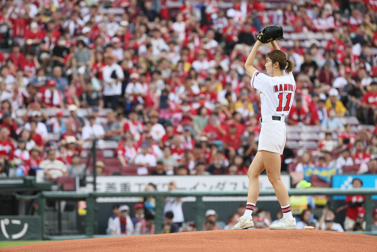 広島対阪神　始球式で投げる稲村亜美（撮影・加藤孝規）