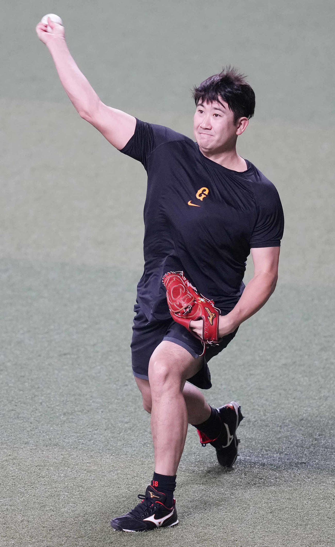 キャッチボールする巨人菅野（撮影・鈴木みどり）