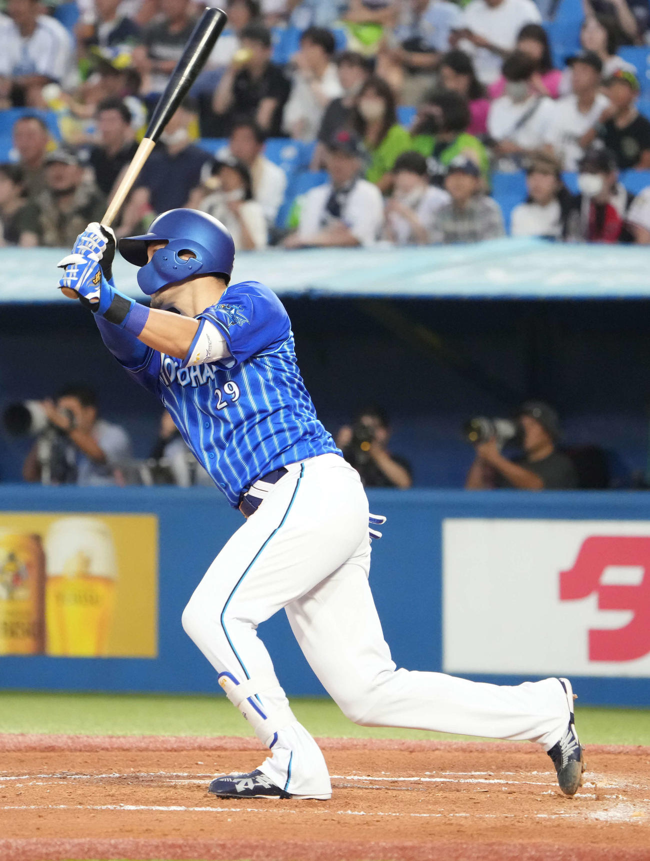ヤクルト対DeNA、2回表DeNA2死、伊藤は左越えにソロ本塁打を放つ（撮影・小沢裕）