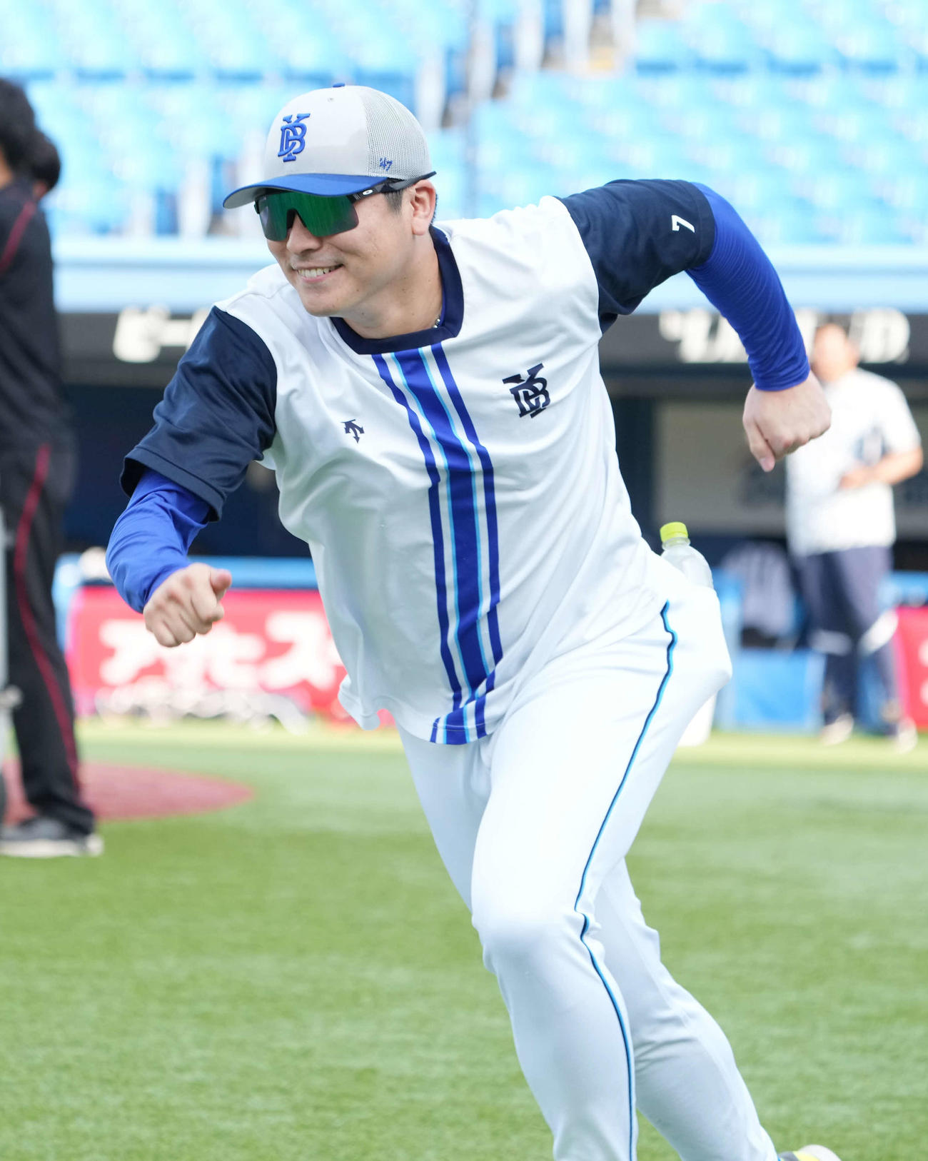 ヤクルト対DeNA、試合前の練習に臨むDeNA佐野（撮影・小沢裕）