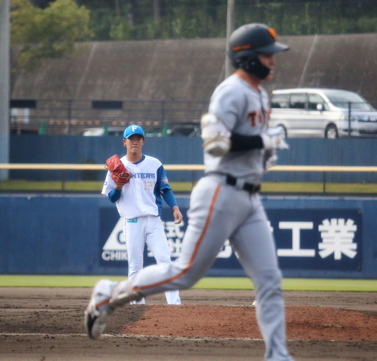 日本ハム対巨人　7回表巨人1死　巨人岡田に左中間へソロ本塁打を浴びた日本ハム矢沢（撮影・木下大輔）