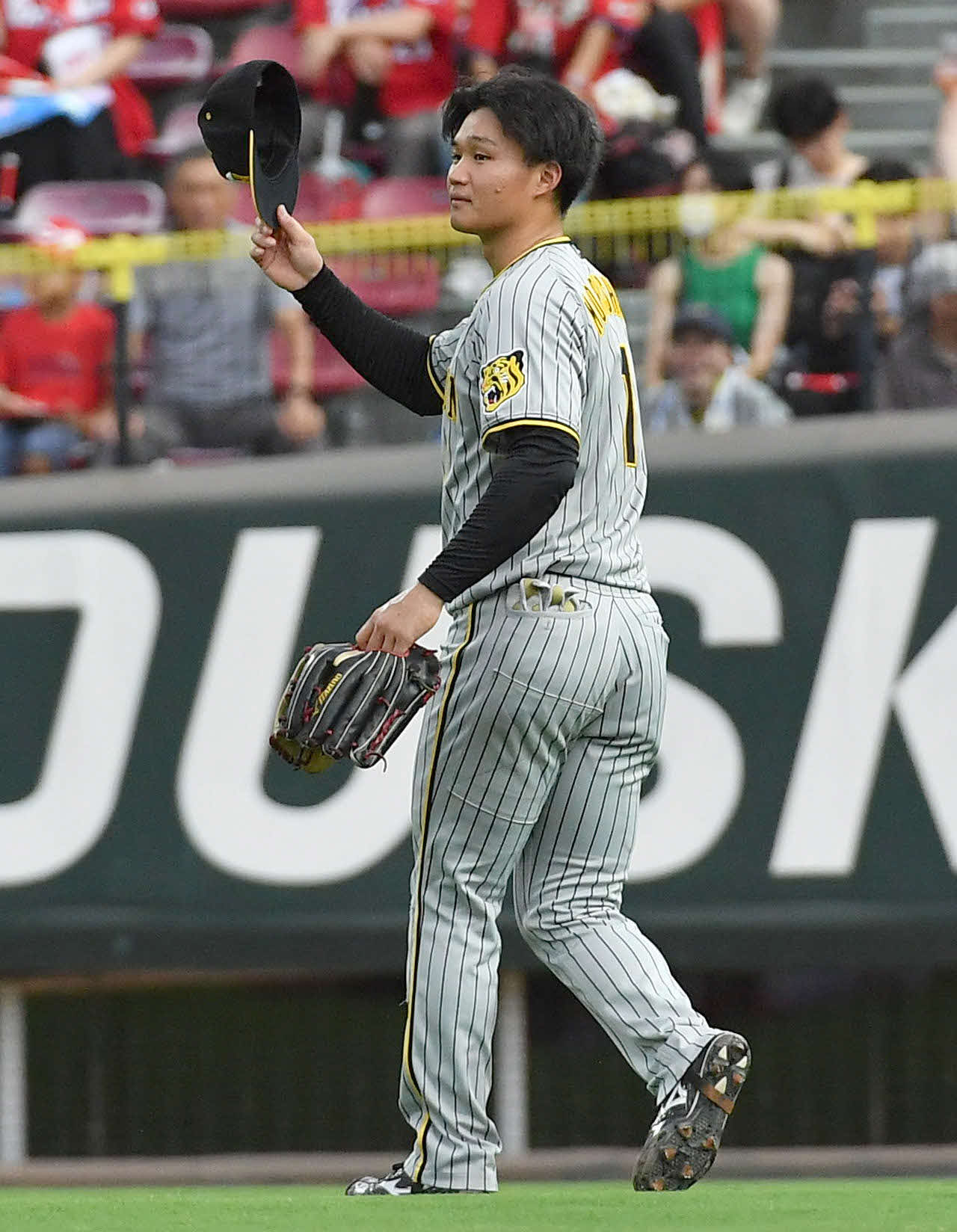 広島対阪神　1回表、先制2点本塁打を放った森下は、守備位置についてファンからの声援に応える（撮影・岩下翔太）
