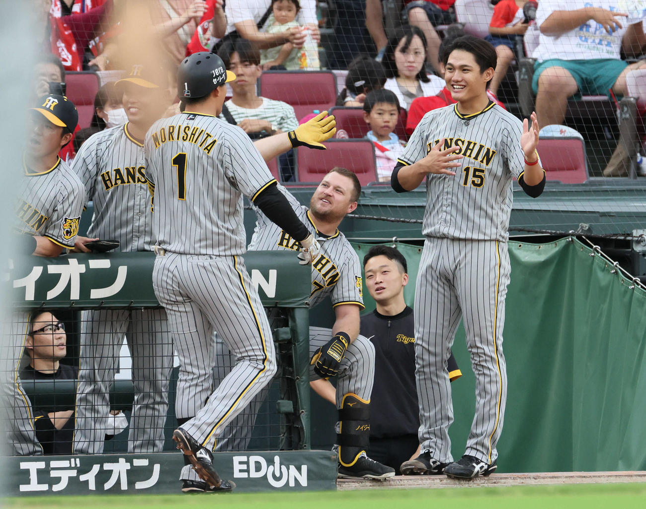 広島対阪神　1回表阪神1死三塁、西純（右）は先制2点本塁打を放った森下を迎える（撮影・加藤孝規）