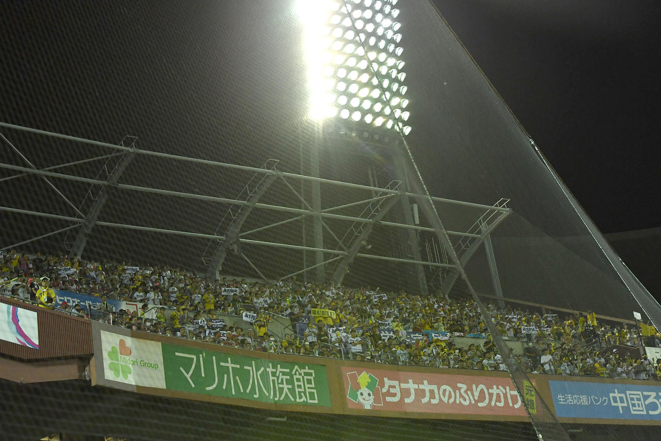広島対阪神　阪神ファンで満員のビジター席（撮影・岩下翔太）