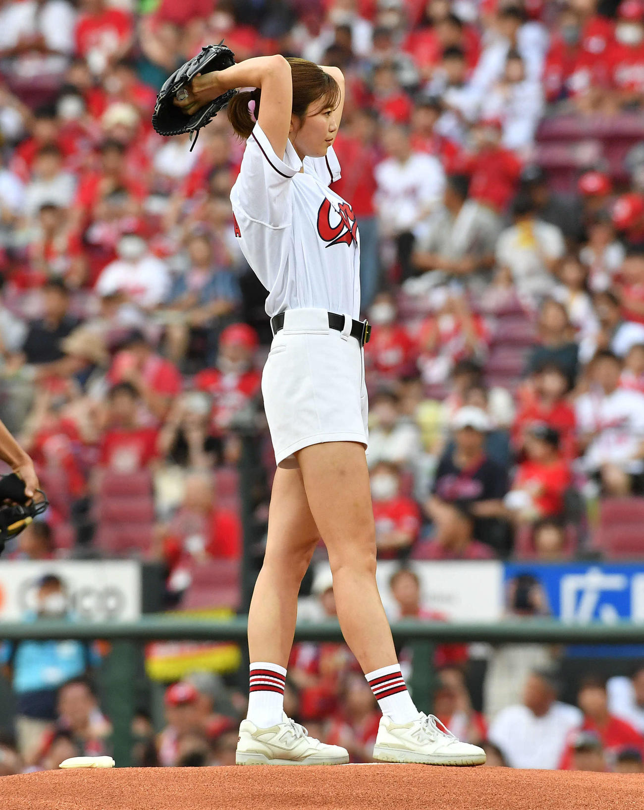 広島対阪神　始球式を行うタレントの稲村亜美（撮影・岩下翔太）