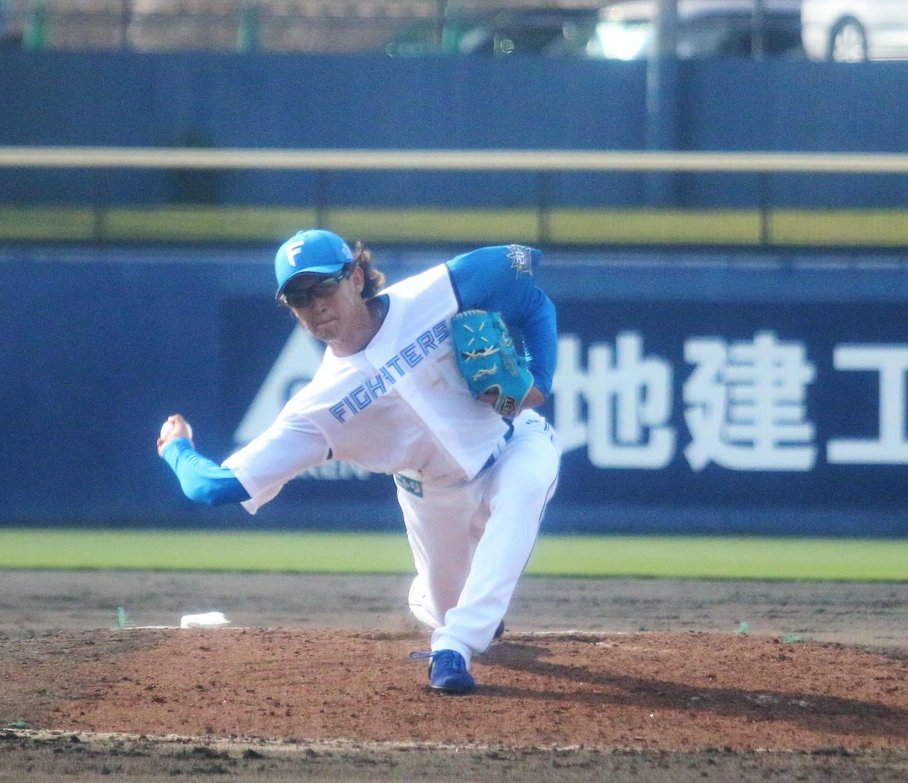 日本ハム対巨人　9回に4番手で登板し、1回2安打1失点だった日本ハム鈴木（撮影・木下大輔）