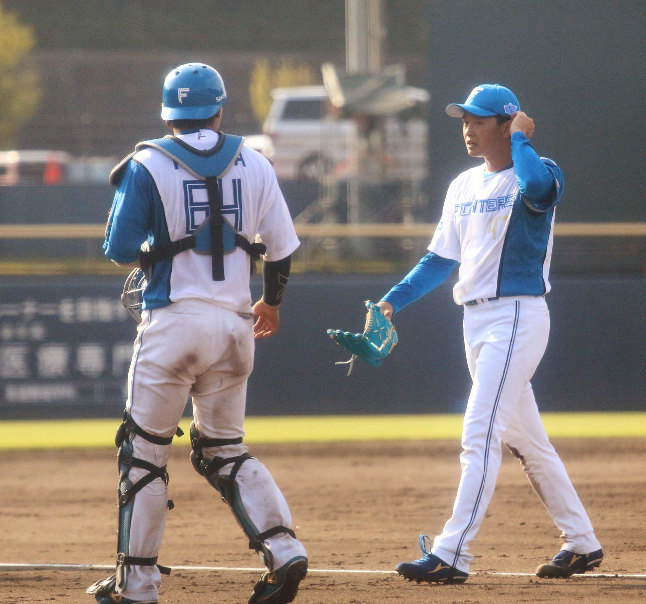 日本ハム対巨人　9回に4番手で登板し、1回2安打1失点だった日本ハム鈴木（左は田宮）（撮影・木下大輔）
