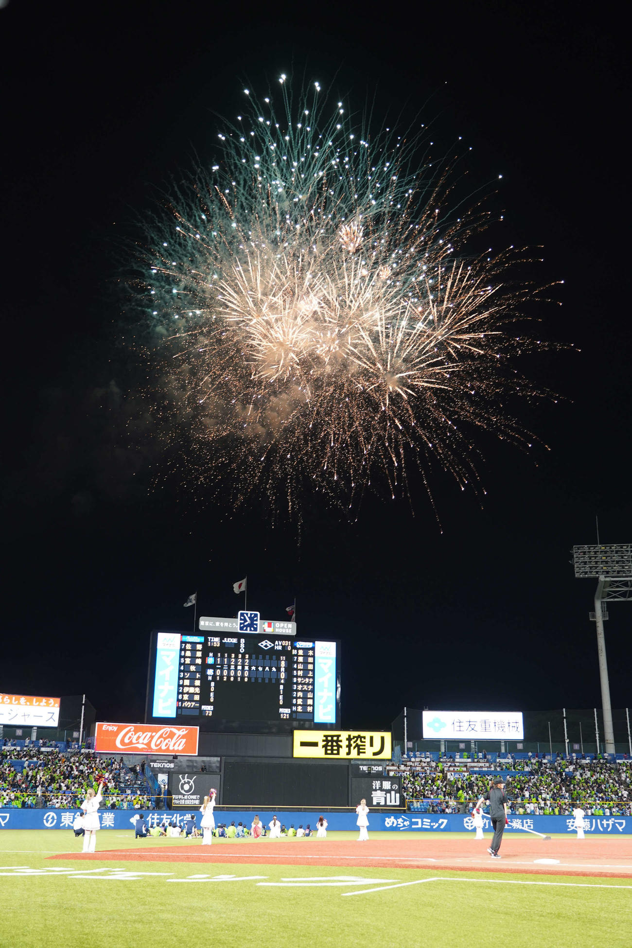 ヤクルト対DeNA、神宮球場の打ち上げ花火（撮影・小沢裕）