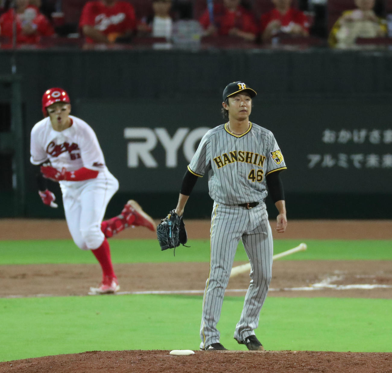 広島対阪神　6回裏広島2死一、二塁、小園に左前勝ち越し適時打を浴びた島本（撮影・梅根麻紀）