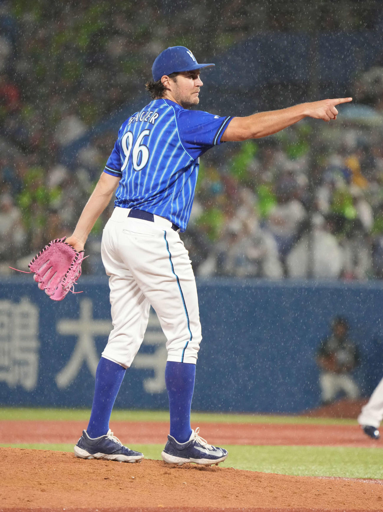 ヤクルト対DeNA、4回裏ヤクルト無死一塁、DeNA先発のバウアーは村上を空振り三振に仕留め刀ポーズを披露する（撮影・小沢裕）