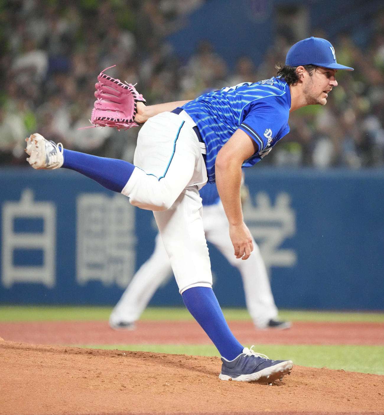 ヤクルト対DeNA、3回裏ヤクルト2死、浜田の投ゴロを背面キャッチするDeNA先発のバウアー（撮影・小沢裕）