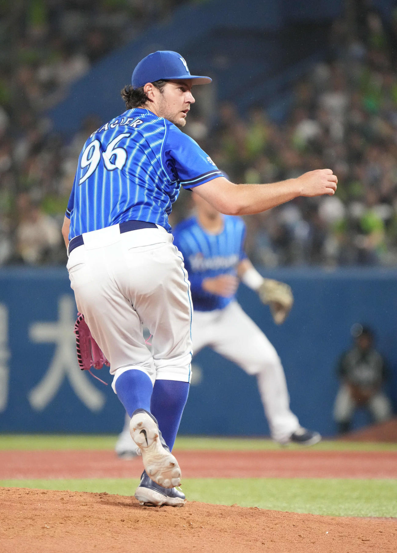 ヤクルト対DeNA、3回裏ヤクルト2死、浜田の投ゴロを背面キャッチするDeNA先発のバウアー（撮影・小沢裕）