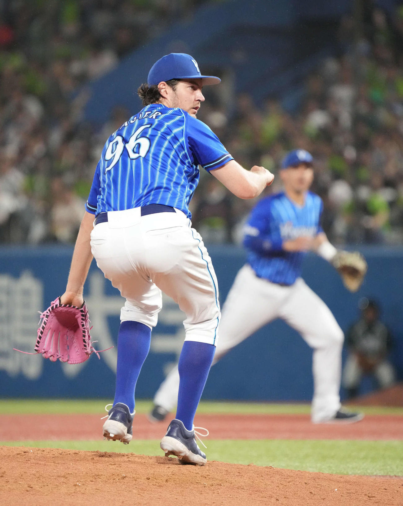 ヤクルト対DeNA、3回裏ヤクルト2死、浜田の投ゴロを背面キャッチするDeNA先発のバウアー（撮影・小沢裕）