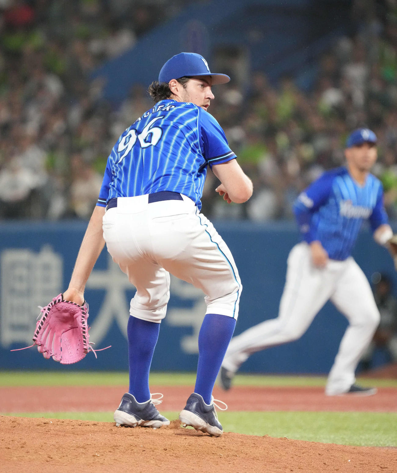 ヤクルト対DeNA、3回裏ヤクルト2死、浜田の投ゴロを背面キャッチするDeNA先発のバウアー（撮影・小沢裕）