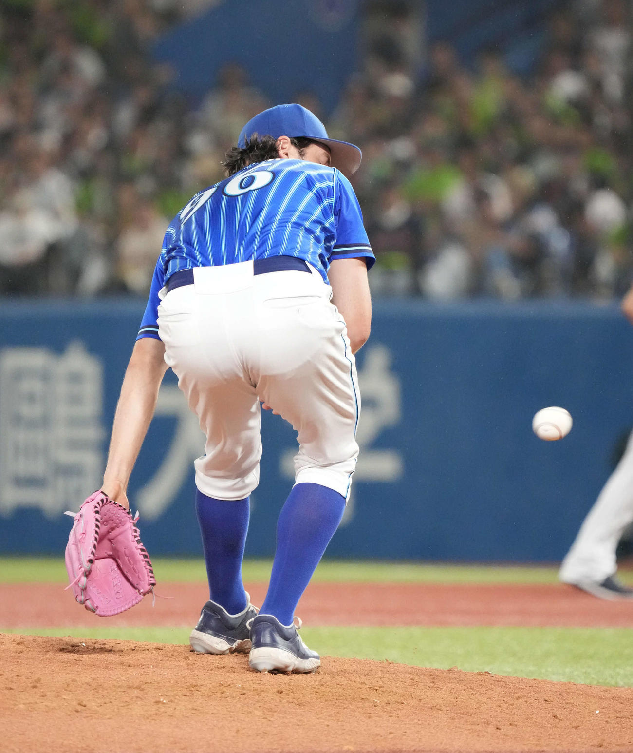 ヤクルト対DeNA、3回裏ヤクルト2死、浜田の投ゴロを背面キャッチするDeNA先発のバウアー（撮影・小沢裕）