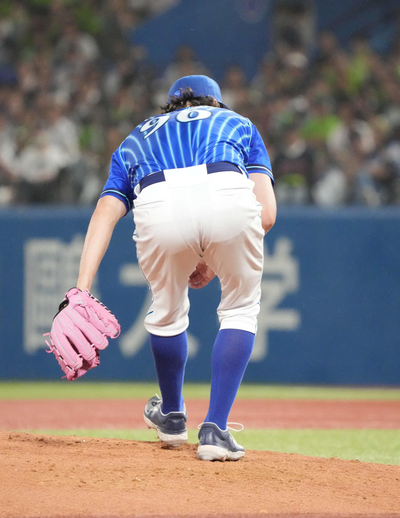 ヤクルト対DeNA、3回裏ヤクルト2死、浜田の投ゴロを背面キャッチするDeNA先発のバウアー（撮影・小沢裕）