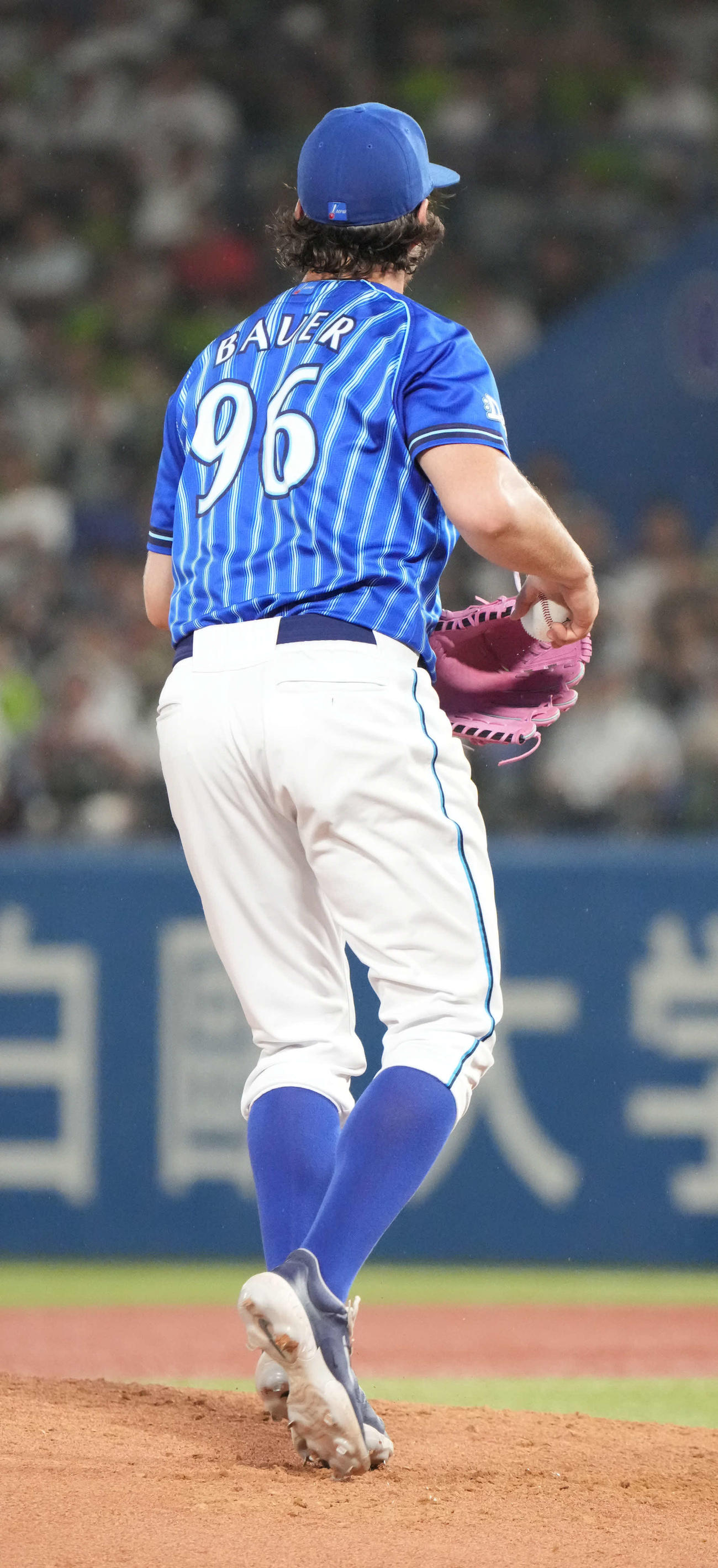 ヤクルト対DeNA、3回裏ヤクルト2死、浜田の投ゴロを背面キャッチするDeNA先発のバウアー（撮影・小沢裕）